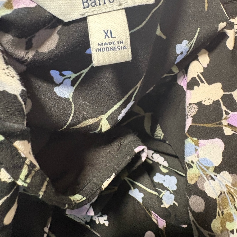 Floral V-Neck Blouse - Black - Picture 11 of 12